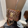 Bolso de hombro acolchado marrón oscuro con cadena y cierre geométrico dorado - Marrón