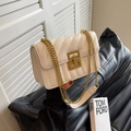 Elegante bolso bandolera acolchado crema con cadena dorada y cierre de metal - Blanco Roto