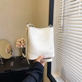 Minimalistische weiße Eimertasche aus Kunstleder mit schicken dünnen Riemen - Kokosmilchweiß