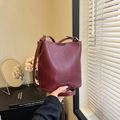 Dunkelrote Beuteltasche aus PU-Leder mit verstellbarem Gurt und MUCOOU-Logo - Ancorra Rot