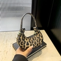 Mini borsa a mano chic a mezzaluna con stampa leopardata e dettagli dorati eleganti - Giallo