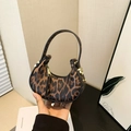 Mini borsa hobo da donna con stampa leopardata, dettagli dorati e design a mezzaluna - Marrone