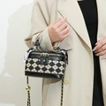 Bolso bandolera acolchado beige con cadena dorada y pañuelo decorativo en asa - Negro
