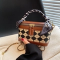 Bolso caja vintage de cuero marrón y tela acolchada con pañuelo de seda y cadena - Marrón