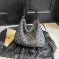 Graue Stofftasche mit schwarzen Punkten, Schleifenstickerei und silberner Metallschleife - Punktbogen