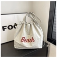 Detalle del bolso tote de nailon gris con estampado Beach rojo y diseño con cordón - Blanco Roto