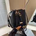 Modische schwarze Eimer-Tasche mit Lychee-Muster, verstellbarem Riemen und Metallschnalle - Schwarz