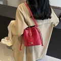Rote Vintage-Eimertasche mit Litschi-Textur und goldenen Metalldetails für Damen - Burgunderrot