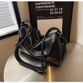 Borsa Boston nera classica in ecopelle martellata con elegante dettaglio a nodo - Nero