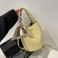 Chic gelbe Beuteltasche mit Litschi-Textur und Seidenschal-Detail am Griff - Gelb