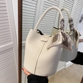 Schicke beige Eimertasche aus strukturiertem Leder mit Griff und floralem Seidentuch - Gebrochenes Weiß
