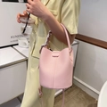 Rosafarbene Eimertasche aus Narbenleder mit Seidentuchgriff und Schultergurt - Rosa
