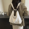 Minimalistische witte PU-lederen rugzak en shopper voor dames in een lifestyle-omgeving - Broken Wit