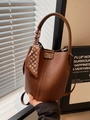 Braune Beuteltasche mit rundem Griff und dekorativem Seidenschal im schlichten Stil - Karamellbraun