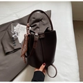 Dunkelbraune Eimertasche aus Kunstleder mit dekorativem bedrucktem Seidenschal-Griff - Schwarz