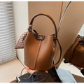 Braune Leder-Eimertasche mit Seidenschal-Griff und verstellbarem Schultergurt - Braun