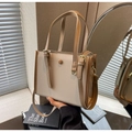 Détail du cuir beige à texture de litchi avec bordure marron et bandoulière réglable - Blanc Cassé