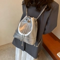 Zilveren metallic emmer-tas met trekkoord, vlinderdecoratie en rugzakriemen - Zilver