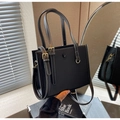 Détails du sac fourre-tout noir en cuir grainé avec coutures blanches et boucles dorées - Noir