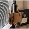Détail du sac cabas marron bicolore avec texture litchi et surpiqûres contrastées - Khaki