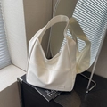 Minimalistische cremeweiße Hobo-Schultertasche aus PU-Leder mit modischem Logo-Aufnäher - Weiß