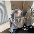Detalle de mochila de nylon azul claro con correas ajustables y logo de YOU JI BEAR - Azul