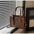 Vue détaillée du sac à bandoulière en cuir grainé marron avec coutures blanches - Marron