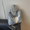 Minimalistische silberne Metallic-Hobo-Tasche mit Knitteroptik und schmalem Schultergurt - Silber