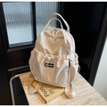 Detalle de la mochila de nailon crema con asas dobles y bolsillo frontal con cordón - Blanco Roto