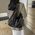 Schwarze Retro-Tote-Bag aus Lackleder mit weißen Kontrastnähten und großem Fassungsvermögen - Schwarz
