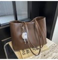Detalle del bolso tote de cuero granulado marrón oscuro con un colgante de pompón blanco - Marrón (Con Colgante)