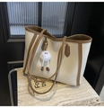 Detalle de bolso tote de cuero beige con ribete marrón y colgante de peluche en soporte - Blanco roto (Con Colgante)
