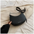 Détail du sac selle en cuir noir avec bandoulière foulard en soie et chaîne argent - Noir