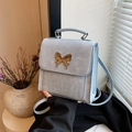 Sac à dos carré bleu clair avec boucle papillon dorée et poignée supérieure - Bleu
