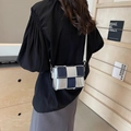 Umhängetasche aus blauem Denim und Silberleder im Web-Look an Modell-Rückansicht - Dunkelblau