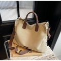 Große beige Nylon-Einkaufstasche mit braunen Ledergriffen und gewebtem Riemen - Khaki