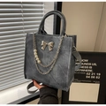 Bolso tote de lona gris con lazo plateado, cadena de perlas y correa ajustable - Azul Denim