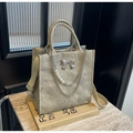 Bolso tote beige claro con lazo metálico plateado y cadena de perlas en correa ajustable - Blanco Roto
