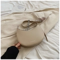 Détail de sac besace beige avec chaîne argentée et accessoire foulard en soie fleurie - Kaki