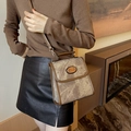 Vintage-Rucksack aus Wildlederimitat in Braun mit Marmortextur und silbernem Logo-Schild - Dunkelbeige