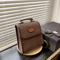 Retro-Rucksack aus Wildlederimitat in Kaffeebraun mit Patte und elegantem Metallemblem - Braun