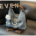 Detalle de bolso tote de mezclilla azul con lazo plateado, cadena de perlas y colgante - Azul Denim (Con Colgante)