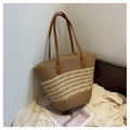 Dettaglio di una borsa da spiaggia intrecciata a righe con spallacci in pelle - Stile a Righe Marrone Beige (Stile Tre)