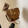 Braune Retro Beuteltasche aus Wildleder-Patchwork mit goldenem Drehverschluss-Detail - Braun
