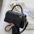 Minimalistische schwarze Umhängetasche mit goldenen Beschlägen und matter Oberfläche - Schwarz