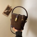 Vintage Eimertasche aus dunkelbraunem Wildleder und Glattleder mit goldenem Verschluss - Braun