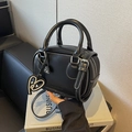 Sac bowling en cuir noir avec surpiqûres blanches et pendentif en forme de cœur - Noir