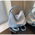 Dettaglio della borsa hobo azzurra con trama jacquard e ricamo a onde colorate - Con Ciondolo / Blu con Pendente