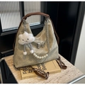 Mochila tote caqui con correas de cuero marrón y colgante de nube de peluche - Blanco Roto (Con Colgante)