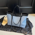 Borsa tote in denim azzurro con manici in pelle nera e interno capiente quotidiano - Nero